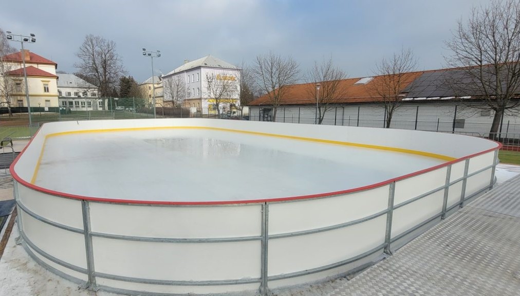 Přijďte si zabruslit na městské kluziště